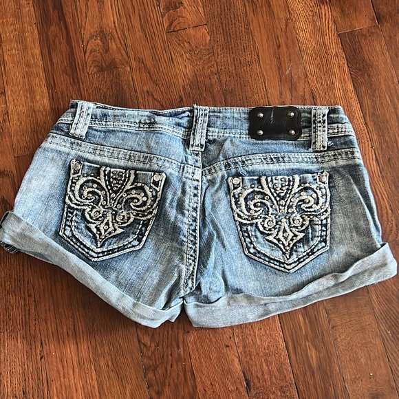 Vanity Jean Short- 28 - Picture 2 of 3